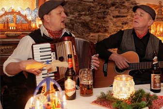 Warum das Erzgebirge ein neues Weihnachtslied braucht - Ihre Lieder singen Martin Gronau (links) und Peter Messig oft im gemütlichen Eingangsbereich von Martin Gronaus Haus in Thum ein.