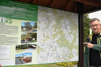 Warum das fehlende Radnetz von Oelsnitz in Franken ein Thema ist - Peter Stehr aus Regnitzlosau an einer Karte mit Wanderwegen im Dreiländereck. Auf diesem Gebiet ist durch ehrenamtliches Engagement viel geleistet worden. Bei der Beschilderung von Radstrecken von und nach Oelsnitz zeigt er Defizite auf.