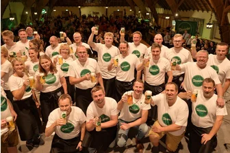 Warum das Fest für Helfer in Wernesgrün etwas Besonderes ist - Ein Team von 40 Mitarbeitern der Wernesgrüner Brauerei hat beim Helferfest ehrenamtlich den Service übernommen und die Gäste mit Speisen und Getränken versorgt.