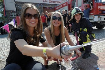Warum das Feuerwehrfest in Niederfrohna erneut ausfällt - Ein Rückblick in die Zeit vor der Pandemie: Rund um das Depot wurde beim Niederfrohnaer Feuerwehrfest jedes Jahr ausgelassen gefeiert - so wie 2014, als es am Festwochenende besonders heiß war. 