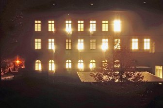 Warum das Freiberger Amtsgericht nachts hell erleuchtet ist - Nachts brennen derzeit in beinahe allen Räumen des Amtsgerichts Freiberg die Lichter. Vor dem Hintergrund der aktuellen Energiekrise verwundert das nicht wenige. Doch laut SIB gibt es dafür gute Gründe.