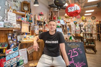 Warum das Geschenkekombinat in den Plauener Kolonnaden schließt: „Die Leute schimpfen so viel“ - Geschenkekombinat-Inhaber Stefan Franda schmeißt hin. Ab September ist er nicht mehr selbstständig.