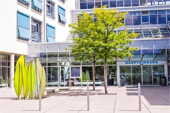 Warum das Greizer Krankenhaus am Mittwoch zur Maskenpflicht zurückgekehrt ist - Der Eingangsbereich des Greizer Krankenhauses. Dort gilt zurzeit Maskenpflicht.