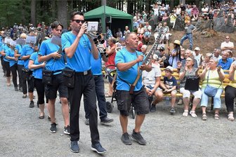 Warum das Heimatfest in Schöneck ein voller Erfolg war - Sonntag beim Heimatfest in Schöneck: Das Programm am Nachmittag wurde vom 20. Vogtländischen Schalmeien-Spektakel bestimmt, bei dem vier Kapellen auftraten. Im Foto: das Schalmeienorchester Plauen.