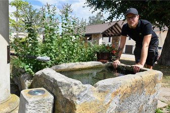 Warum das Interesse an Brunnen ungebrochen in Mittelsachsen ist - Der Hof der Familie Arnold vor den Toren des Bobritzscher Ortsteils Sohras wurde 1840 errichtet. Bis heute fließt das Brauchwasser für die zwei Hausbrunnen. "Wir haben immer genügend Wasser, der Überlauf im Hofbecken speist auch den Sohrabach", sagt Maximilian Arnold. Das Trinkwasser allerdings wird in Flaschen gekauft.