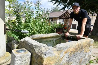 Warum das Interesse an Brunnen ungebrochen ist - Der Hof der Familie Arnold vor den Toren des Bobritzscher Ortsteils Sohras wurde 1840 errichtet. Bis heute fließt das Brauchwasser für die zwei Hausbrunnen. "Wir haben immer genügend Wasser, der Überlauf im Hofbecken speist auch den Sohrabach", sagt Maximilian Arnold. Das Trinkwasser allerdings wird in Flaschen gekauft.