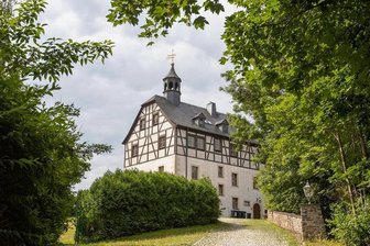Warum das Jößnitzer Schloss jetzt doch verkauft wird - Schloss Jößnitz ist das Wahrzeichen des Plauener Ortsteils. Eigentlich handelt es sich dabei um das Jägerhaus, das keine repräsentativen Räume hat, als Hotel und Restaurant aber tolles Flair bot. Der Sanierungsbedarf ist hoch. 