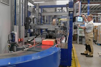 Warum das Logistikzentrum von "Cyberport" seine Fläche an der A 4 bei Siebenlehn verdoppelt - Im Logistik- und Versandzentrum der Firma Cyberport im Gewerbegebiet Siebenlehn bedient Mitarbeiter Hartmut Römpke einen automatischen Volumenreduzierer. Künftig sollen übrigens in dem Zentrallager auch selbst navigierende Stapler eingesetzt werden. Eine Abholtheke steht bereits für Firmen und Privatkunden zur Verfügung.