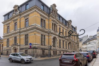 Warum das neue Finanzamt des Erzgebirges immer noch nicht fertig ist - Das Kaiserliche Hauptpostamt an der Klosterstraße ist noch immer ein prägendes Objekt in Annaberg – auch wenn die Post längst ausgezogen ist. Mittlerweile gehört das Gebäude zum Komplex des benachbarten Finanzamtes.