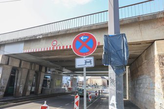 Warum das Parken unter dieser Eisenbahnbrücke in Chemnitz momentan verboten ist - Bis Ende März voraussichtlich noch gesperrt: die Parkplätze unter Brücke Bernsdorfer Straße in Chemnitz.