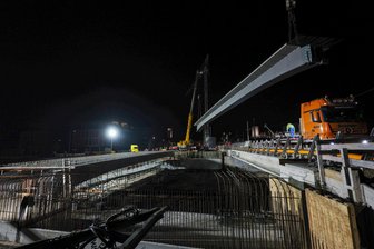 Warum das Plauener Rathaus den genauen Termin für die Stahlträger-Montage an der Elsterbrücke geheim hielt - Die Montage der neuen Stahlträger der Plauener Elsterbrücke ging am späten Dienstagabend in zügigem Tempo voran. Nach etwas mehr als zwei Stunden war der Einbau der wichtigen Brückenbauteile vorbei.