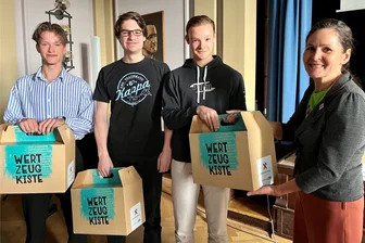 Warum das Regionalmanagement Erzgebirge kleine Kisten an Abiturienten verteilt - Ben, Neo und Tim (v. l.) sind nur drei der zahlreichen Brecht-Gymnasiasten aus Schwarzenberg, die jetzt aus den Händen von Peggy Kreller (r.) vom Regionalmanagement Erzgebirge eine solche „Wertzeugkiste“ erhielten.