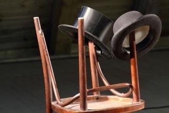 Warum das Schlosstheater wohl bis Jahresende pausiert - Im Schlosstheater Augustusburg sind die Stühle hochgestellt, doch wann es weiter geht, steht derzeit noch nicht fest.