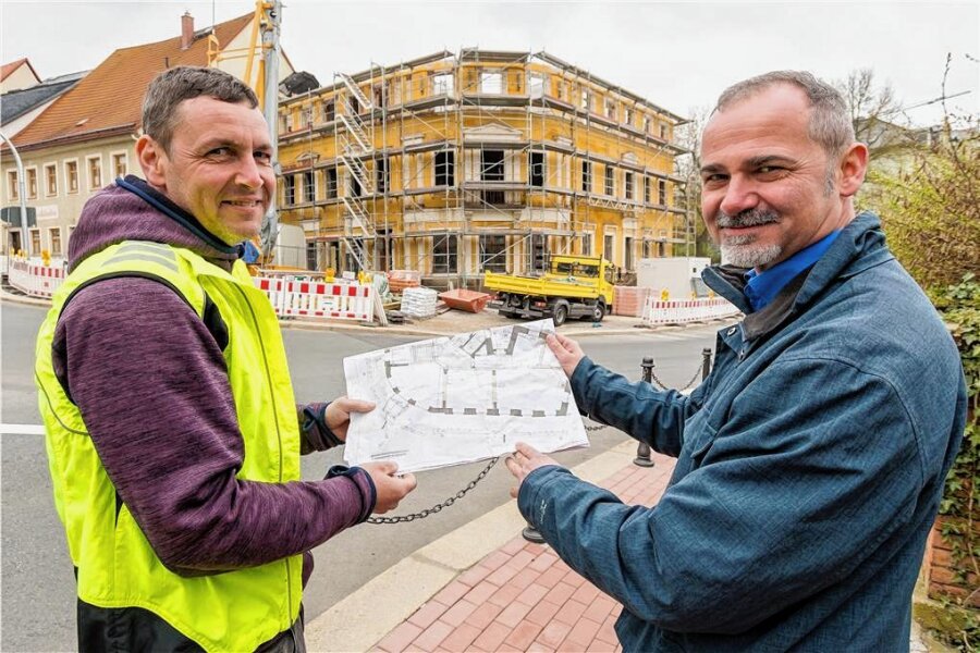 Warum das Stadtcafé in Zschopau noch kein Dach hat - Architekt Heiko Schilling (r.) und Bauherr Toralf Zinner vor der Baustelle Stadtcafé. 