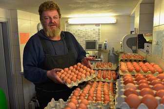 Warum das Striegistaler Wiesenei immer teurer wird - Jörg Naumann hat von Pappendorf aus die Marke Striegistaler Wiesenei etabliert. 