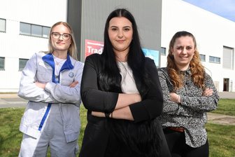 Warum das VW-Werk in Zwickau weiblicher werden soll - Starke Frauen im VW-Werk Zwickau: Personalbetreuerin Joana John (Mitte), eingerahmt von Lena Seidel (links) und Anna Groß, beide in der Ausbildung zur Verfahrensmechanikerin für Beschichtungstechnik.