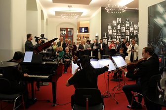 Warum das Zwickauer Gewandhaus den berühmten Leipziger Namensvetter in den Schatten stellt - Das Klavierquartett der Clara-Schumann-Philharmoniker spielte zum Abschluss des Festaktes im Hauptfoyer des Zwickauer Gewandhauses Carl Maria von Webers „Aufforderung zum Tanz“.