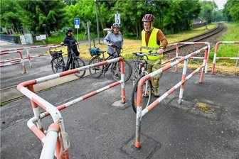 Warum dauert das so lange: Die Planungen für den Bau des Radweges von Chemnitz nach Einsiedel gehen nicht voran - Über diese Gleise an der Walzenmühle in Erfenschlag soll der Zwönitztal-Radweg führen. Der Bahnübergang, an dem Simone Michalla (links), Janine Preis und Achim Dresler stehen, müsste umgebaut werden.