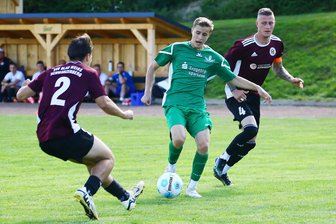 Warum dem Trainer der Drebacher Fußballer sein Beruf zugute kommt - Mit seinem Tor zum 1:0 läutete Julius Helbig (Mitte) den Drebacher Heimsieg gegen Schwarzenberg ein.