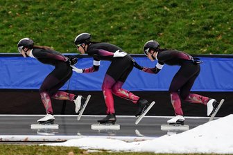 Warum den Eisschnellläufern aus Chemnitz nicht nur die rauchende Esse fehlt - Franziska Riedel, Mia Meinig und Tina Hemeltjen (von links) hatten am vergangenen Wochenende Heimvorteil: Der Deutschland-Cup der Eisschnellläufer fand auf der 400-Meter-Bahn im Chemnitzer Küchwald statt, in der Teamverfolgung war das Trio dabei gemeinsam gefordert.
