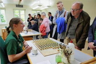 Warum den Elfpunkte-Engel in Grünhainichen nur Frauen bemalen - Während der Schautage bei Wendt & Kühn genoss es Malerin Claudia Heinz (links), mit den Besuchern ins Gespräch zu kommen. 