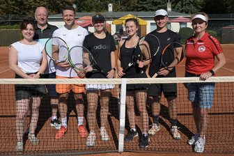 Warum der 1. TC Zwickau ein Mixed-Turnier im Tennis etablieren will - Zufriedene Gesichter bei Turnierleiterin Caroline Schmidt, Frank Günl vom Gü-Sport-Team, den Finalisten Dominic Unger, Julia Glöckner, Melissa Gruschwitz und Morris Baumann sowie Claudia Jäger (von links nach rechts), der Schatzmeisterin des 1. TC Zwickau.