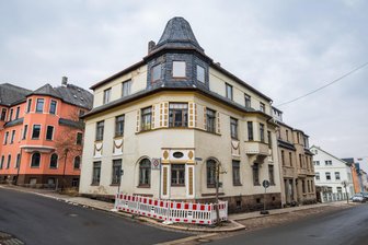 Warum der Abriss eines Gebäudes in Eibenstock eine teure Sache wird - Von außen noch ganz ansehnlich, doch im Inneren sind bereits die Treppen zusammengebrochen: Das Gebäude Hugo-Zschau-Straße 22 will die Stadt Eibenstock abreißen lassen.