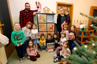 Warum der Adventskalender nur acht Fächer hat - Tino Walther (hinten links) von den „Ridin` Crocs“ bei der Kalenderübergabe in der Kita im Callenberger Ortsteil Falken.