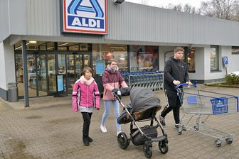 Warum der Aldi-Markt an der Uferstraße in Werdau dichtmacht - Auch die Geschwister Maximilian und Lea Pelz sowie Emely Sophie Schulze (von rechts) schauten am letzten Öffnungstag in der Werdauer Aldi-Filiale vorbei. Der Firmensprecherin zufolge sollen die Abrissarbeiten schon in Kürze beginnen.