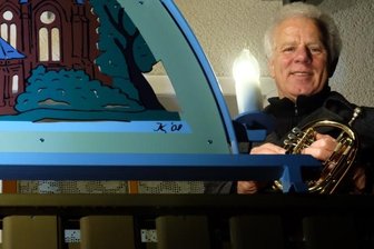 Warum der Bürgermeister abends das Horn bläst - Am ersten Advent hat der Hohndorfer Bürgermeister Matthias Groschwitz mit seiner vorweihnachtlichen Balkonmusik begonnen. 