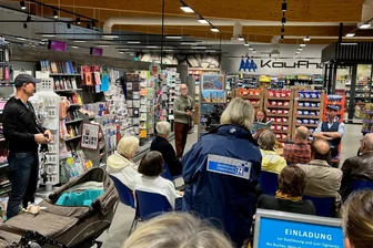 Warum der Bayerische Rundfunk übers Chemnitzer Heckertgebiet berichtet - Ein Teil des Beitrags dreht sich um eine Lesung von Manuela Klitzsch in der Kaufhalle Kappel. Sie hat im Buch "Mein Kinderzimmer in den Wolken" ihre Kindheitserinnerungen aus dem Heckert verarbeitet.