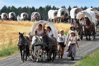 Warum der Besiedlungszug seine Route durch Kriebstein ändert - Zurück ins 12. Jahrhundert: So wie hier im Bild bei einer Tour vor einigen Jahren soll sich am Sonnabend nun der inzwischen 28. Historische Besiedlungszug in Bewegung setzen. Diesmal führt er rund um Hainichen. 