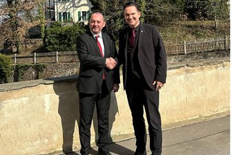 Warum der Botschafter Armeniens in Glauchau war - Armeniens Botschafter Victor Jengibaryan (links) und Nico Tippelt in Glauchau.