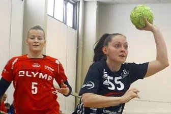 Warum der BSV die Saison eröffnet - BSV-Spielerin Rebeka Ertl (am Ball) erzielte im Heimspiel am 9. April gegen Bietigheim fünf Treffer. Doch für etwas Zählbares reichte es nicht. Die Gäste um Antje Döll, die damals noch Lauenroth hieß, ließen nichts anbrennen und besiegten Zwickau mit 40:20.