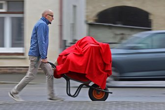 Warum der Chef vom Tanzcafé mit einer geheimnisvollen Schubkarre durch Waldenburg fährt - Der Inhaber des Waldenburger Tanzcafés brachte mit der Schubkarre Geschenke in die Kita „Altstädter Kinderland“.