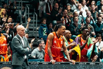 Warum der Cheftrainer der Niners Chemnitz nach dem 15. Sieg in Folge angefressen war - Von großen Jubelgesten hält Niners-Trainer Rodrigo Pastore ohnehin nichts, wie hier im Spiel gegen Hamburg zu sehen ist. Doch wenn man ihm respektlos gegenübertritt, kann er richtig sauer werden.