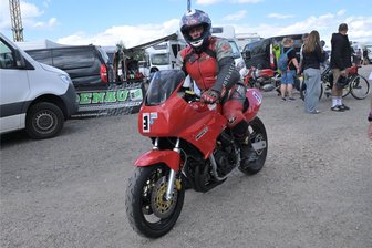 Warum der Classic Grand Prix in Zschorlau für einen Ortmannsdorfer Pflicht ist - Das Foto zeigt Ronald Neef im Fahrerlager auf dem Zschorlauer Dreieck.