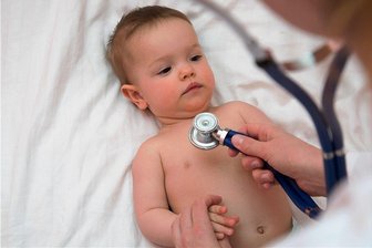 Warum der Corona-Lockdown zu einem Ansturm auf Kinderärzte führt - Rasselt da was in der Brust? Kinderärzte beobachten derzeit viele Kinder mit RS-Virusinfektionen.