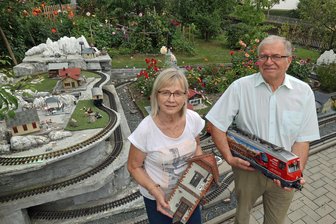 Warum der Dahlienkönig aus dem Vogtland kürzer treten will - Im Garten von Eveline und Frank Hofmann rattern am Wochenende die Züge der Gartenbahn durch blühende Landschaften.