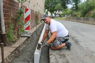 Warum der derzeitige Straßenbau in Ranspach unter den Dorfbewohnern nicht nur Freude ausgelöst hat - André Morgenstern setzt die Bordsteine.