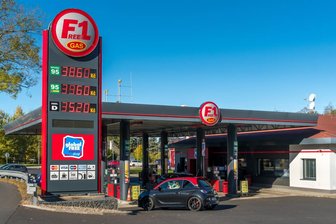 Warum der Dieselpreis weiterhin hoch bleiben wird - Tanktourismus nach Tschechien: Wenige hundert Meter Luftlinie von Olbernhau im Erzgebirge entfernt lockt im tschechischen Brandov die dortige, unmittelbar an der Grenze gelegene Tankstelle mit deutlich niedrigeren Preisen als in Deutschland. 