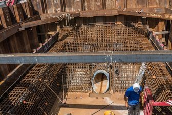 Warum der Dörnthaler Teich mehr als ein Fischgewässer ist - Die Baugrube für den Stahlbetonbau des Grundauslasses im Staubecken.