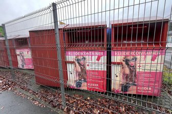 Warum der DRK-Kreisverband Reichenbach seine Kleidercontainer abzieht - Schluss mit der Sammlung. Die abgezogenen Kleidercontainer lagert das DRK auf einem Firmengelände in Mylau zwischen, bis sie vom Vertragspartner des Kreisverbandes abgeholt werden.
