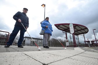 Warum der Ehrenamtspreis in Burgstädt dieses Jahr nicht im Advent verliehen wird - Olaf Schmidt mit Elke Richter vom Blinden- und Sehbehindertenverband auf dem Bahnhof in Burgstädt. Der 75-Jährige gewann voriges Jahr den Ehrenamtspreis in der Kategorie männlich. Jetzt erfolgt eine neue Preisverleihung.