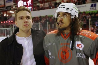Warum der Eispiraten-Kapitän von Bord geht - Kurz nach dem Aus im Viertelfinale standen Vincent Schlenker (links) und Patrick Pohl zum letzten Mal gemeinsam vor der Heine-Kurve.