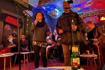 Warum der ESC auch im Erzgebirge stattfindet - Susanne Päckert und Tommy Göbel während der ESC-Veranstaltung im neuen Konsulat.