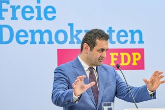 Warum der FDP-Generalsekretär öffentlich mit der Union flirtet - Je schlechter die FDP in Umfragen dasteht, desto lauter tritt Bijan Djir-Sarai nach außen als General auf. Die FDP lag zuletzt gefährlich nah an der Fünf-Prozent-Hürde.