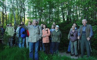 Warum der Frühling anders klingt -
<p class="artikelinhalt">Claus Leichsenring zeigt den Teilnehmern der Wanderung, welcher Vogel wo singt. </p>
