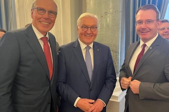 Warum der Freiberger Oberbürgermeister zum Bundespräsidenten gereist ist - Bundespräsident Frank-Walter Steinmeier (M.) hat am Dienstag auch Freibergs Oberbürgermeister Sven Krüger (r.) und den Geschäftsführer der Freiberger Compound Materials GmbH, Michael Harz, in seinem Amtssitz begrüßt.