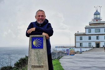 Warum der frühere OB von Crimmitschau auf dem Jakobsweg pilgert - Glücklich in Finisterre angekommen. Der Camino Francés, der Französischer Weg, ist der klassische Jakobsweg, der in Frankreich unmittelbar an der Grenze zu Spanien beginnt und nach Santiago de Compostela führt.